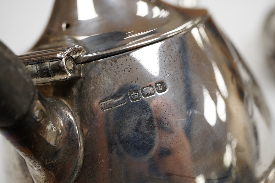 An Edwardian silver three piece bachelor's tea set, with reeded band, by Henry Stratford Ltd, Sheffield, 1909, gross weight 19oz.